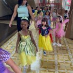 Crianças fantasiadas desfilam pelo corredor do colégio no Carnaval do Coração
