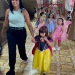 Educadora acompanha crianças fantasiadas no Carnaval do Coração