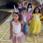 Crianças fantasiadas desfilam pelo corredor do colégio no Carnaval do Coração