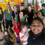 Educadora acompanha crianças fantasiadas no Carnaval do Coração