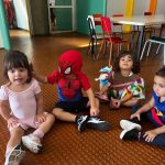 Crianças da Educação Infantil fantasiadas durante o Carnaval do Coração