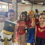 Alunos fantasiados posam para foto no Carnaval do Coração