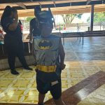 Aluno fantasiado de super-herói no Carnaval do Coração