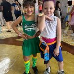 Alunos fantasiados posam para foto no Carnaval do Coração