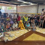 Turma fantasiada reunida para foto coletiva no Carnaval do Coração