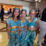 Alunos fantasiados posam para foto no Carnaval do Coração