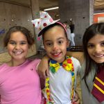 Alunos fantasiados posam para foto no Carnaval do Coração