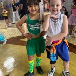 Alunos fantasiados posam para foto no Carnaval do Coração