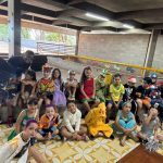 Turma fantasiada reunida para foto coletiva no Carnaval do Coração