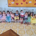 Crianças da Educação Infantil fantasiadas durante o Carnaval do Coração