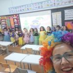 Turma fantasiada reunida na sala de aula durante o Carnaval do Coração