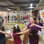 Alunos dançam em roda no pátio durante o Carnaval do Coração