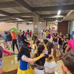 Alunos dançam em roda no pátio durante o Carnaval do Coração
