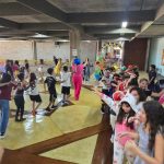 Alunos dançam em roda no pátio durante o Carnaval do Coração