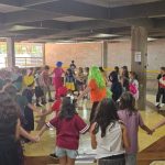 Alunos dançam em roda no pátio durante o Carnaval do Coração