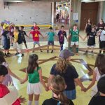Alunos dançam em roda no pátio durante o Carnaval do Coração