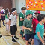 Alunos dançam em roda no pátio durante o Carnaval do Coração