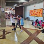 Alunos dançam em roda no pátio durante o Carnaval do Coração