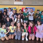 Turma fantasiada reunida para foto coletiva no Carnaval do Coração