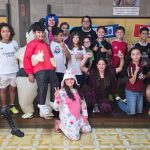 Turma fantasiada reunida para foto coletiva no Carnaval do Coração