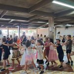 Alunos dançam em roda no pátio durante o Carnaval do Coração