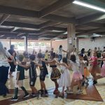 Alunos dançam em roda no pátio durante o Carnaval do Coração