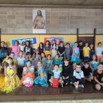 Turma fantasiada reunida para foto coletiva no Carnaval do Coração