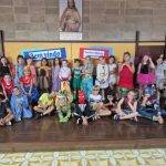 Turma fantasiada reunida para foto coletiva no Carnaval do Coração