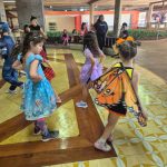 Alunos dançam em roda no pátio durante o Carnaval do Coração