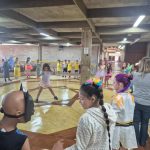 Alunos dançam em roda no pátio durante o Carnaval do Coração