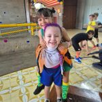 Educadora acompanha crianças fantasiadas no Carnaval do Coração