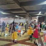 Alunos dançam em roda no pátio durante o Carnaval do Coração