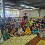 Turma fantasiada reunida para foto coletiva no Carnaval do Coração