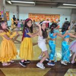 Alunos dançam em roda no pátio durante o Carnaval do Coração